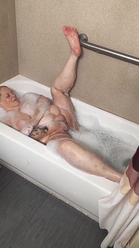 Bubbler obraznic Obtinerea de săpun Masterbating în cada Ei Pizda ea freacă