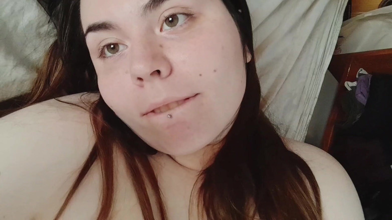 Chubby Sex Symbol: Gordinha se masturbando na madrasta