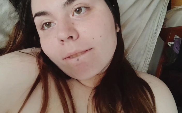 Chubby Sex Symbol: Cô gái bbw thủ dâm trong phòng mẹ kế