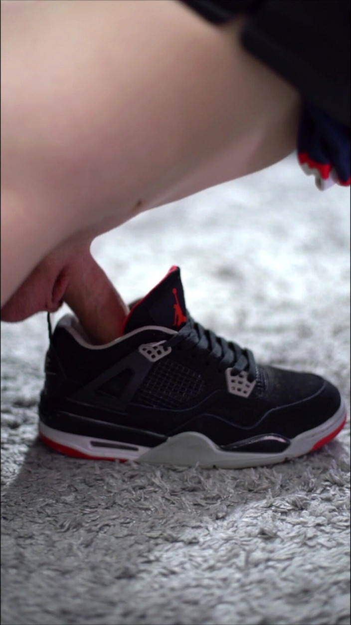 Sneakersmax98: Joacă cu Jordan Retro Iv adidași și ejaculare înăuntru