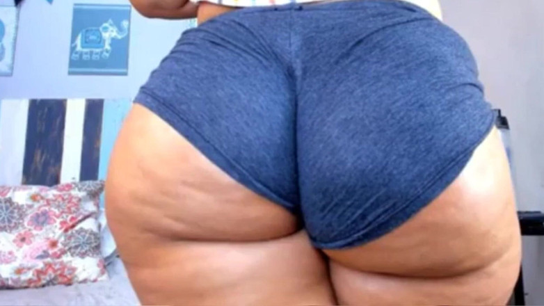 Kattycurvyy: La mamá de mi amiga me seduce con su culo...