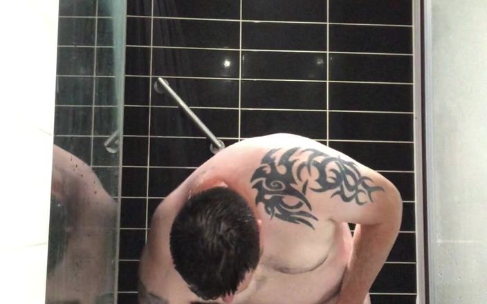 Uktattooedchub: Pria gemuk kencing dan mandi