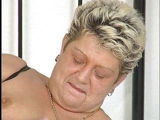 Xfamster: Возбужденной горячей бабули в сексуальных чулках лижут ее киску