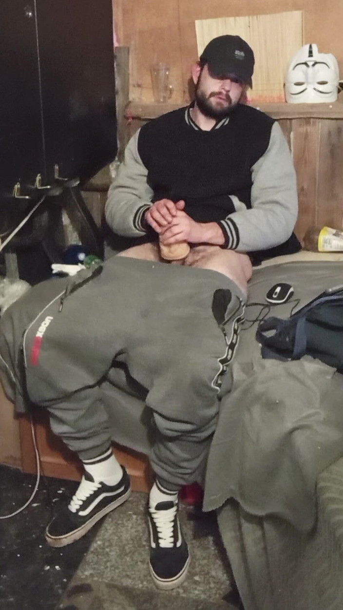 jerkofflover: 在我去自慰的地方射精，在我制作的视频之前加上控制