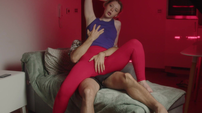 Spacenintenda: Styvsysters intensiv torr humping: Hon maler tills du lindrar