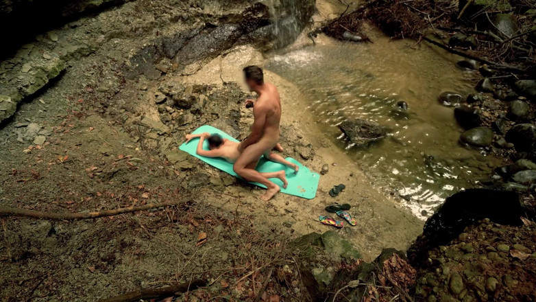 Hottest Pleasure: Intimní sex u vodopádu - stříkání a výstřik do kundičky! Amatérský...