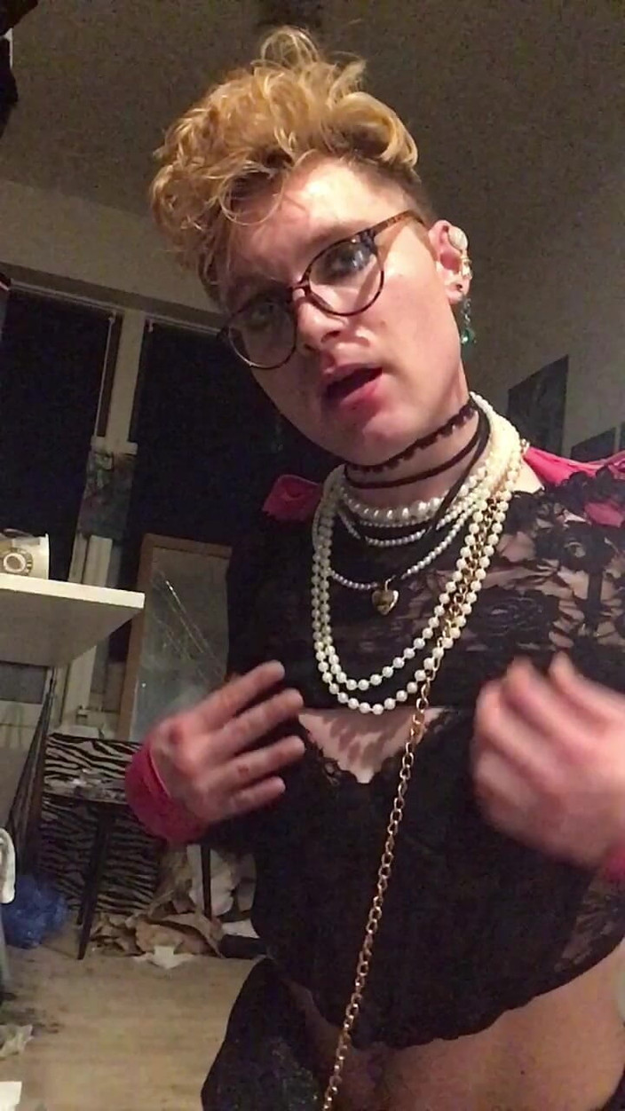 Sissy Cindy Slut: Bloßgestellte sissy-hure kommt