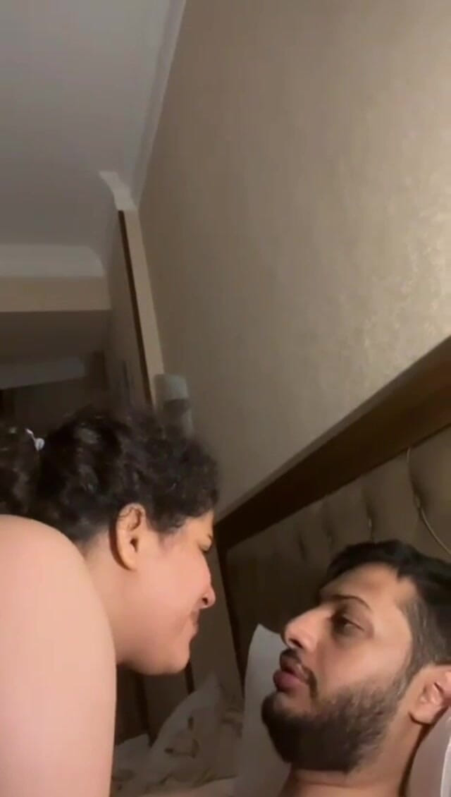 Sapnashah007: Une fille pulpeuse desi avec son copain