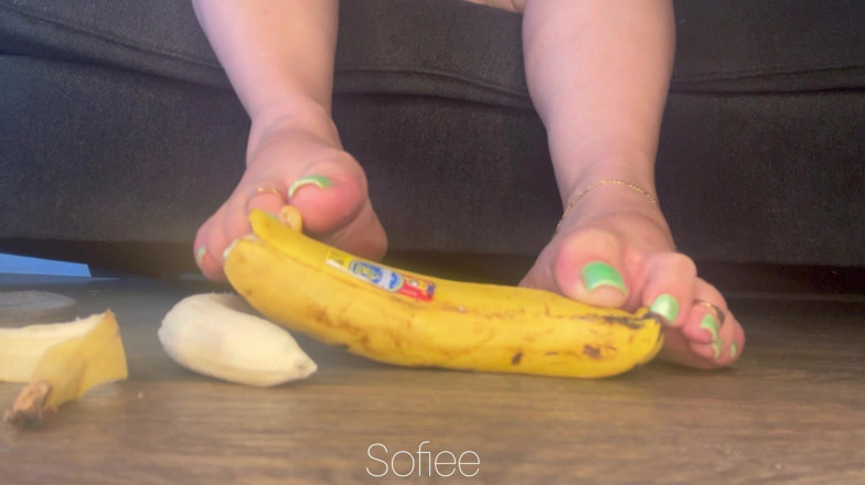 SofieeSoles: 2 Pisang Menentang Mainan Hijau