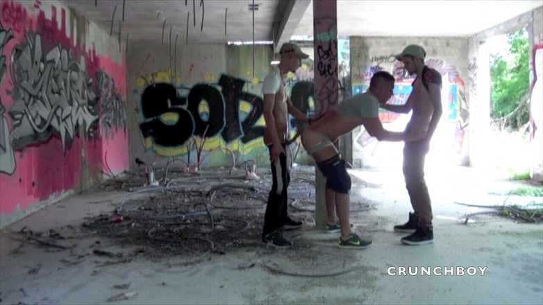 Crunch Boy: Fodida por 2 bad boys em lugar de cruzeiro exhib