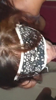 Ông chủ đụ cô vợ nóng bỏng và thổi kèn ướt ẫm