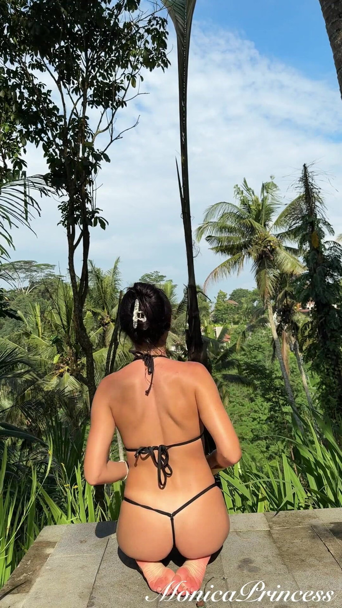 Princess Monica: マイクロビキニの背中、腕、お尻の屋外トレーニング