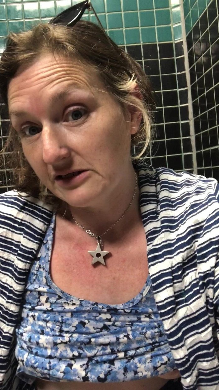 Pissing Paradise: 댈러스에서 그녀의 '전 세계 오줌 싸기' 컬렉션의 일환으로 거대한 오줌을 하는 절망적인 미시!