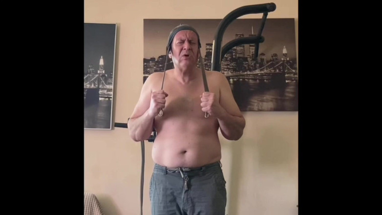 Alex Art: Hombre fuerte se masturba después de entrenar