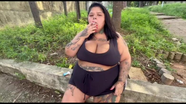 Mary Jhuana: BBWの女神が公の場でタバコを吸っている