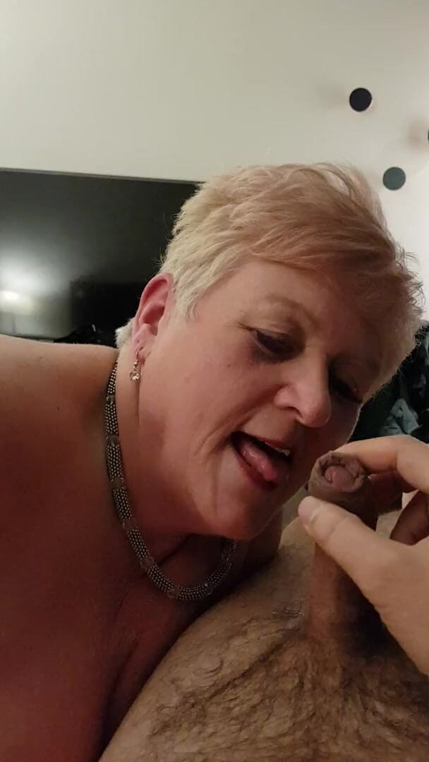 Uk Joolz: Naked cock sucking &amp; belly squeeze