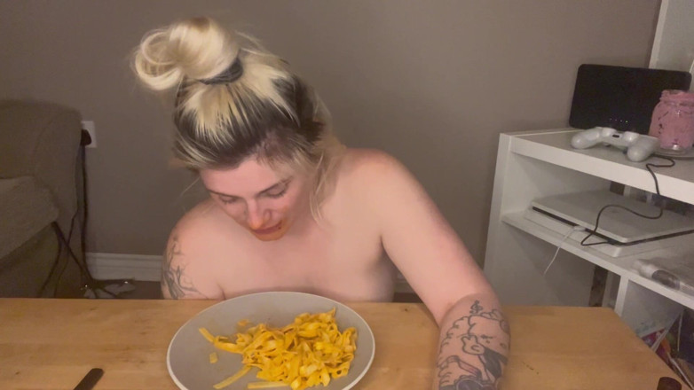 EeveeXo: No Hands Messy Pasta Mukbang