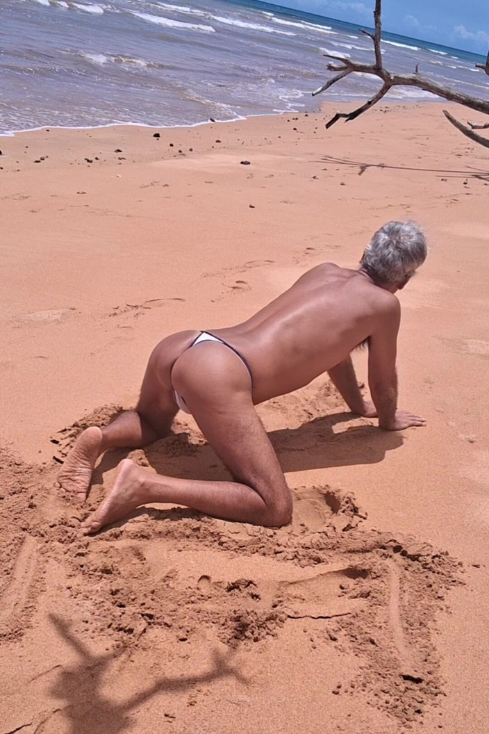 Ladysilvas: Ледісільва на пляжі в бікіні насолоджується сонцем на своїй гарячій дупі