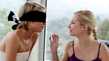 Lesbian Stories: Sarışın genç kız kız arkadaşının ıslak amını yalıyor