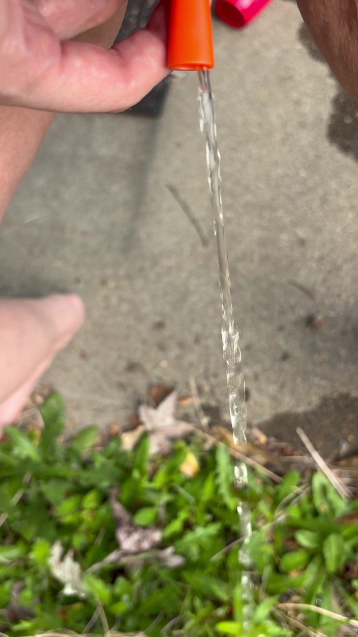 Hot potato girl: Čůrání katétrem venku