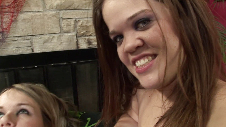 Kings Of Fetish: Dva trpaslíci a jedna brunetka stříká po hraní s hračkami