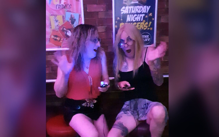 Spike Essex: İngiliz orta yaşlı seksi kadın lisa ve charlotte ile barda...