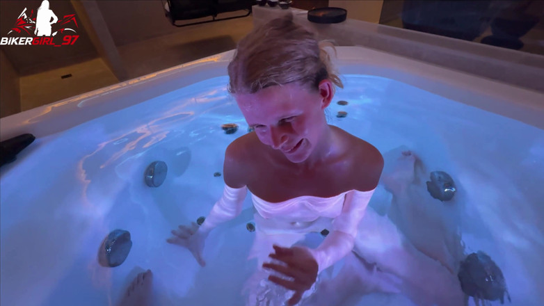 Bikergirl_97: Riskanter Geiler Blowjob Im Spa! Facial Voll in Meine Fresse
