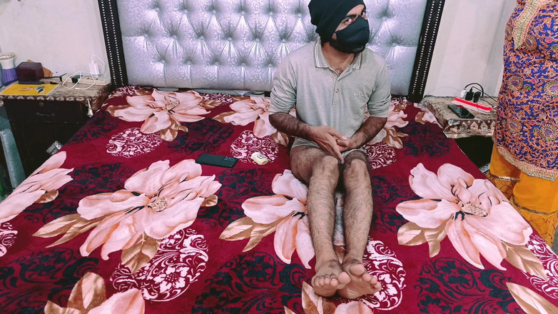 Pakistani CoupleX: Inderin desi bhabhi erwischte sie, während er mit schwanz spielte,...