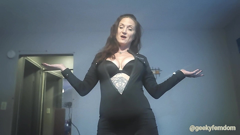 Geeky Femdom: Prinsă furând din nou filme porno