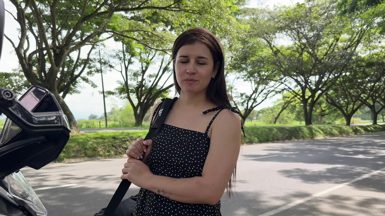 Sweetfantasy131: 拉丁女郎对她的卡车司机丈夫不忠，因为她被留在了公路上