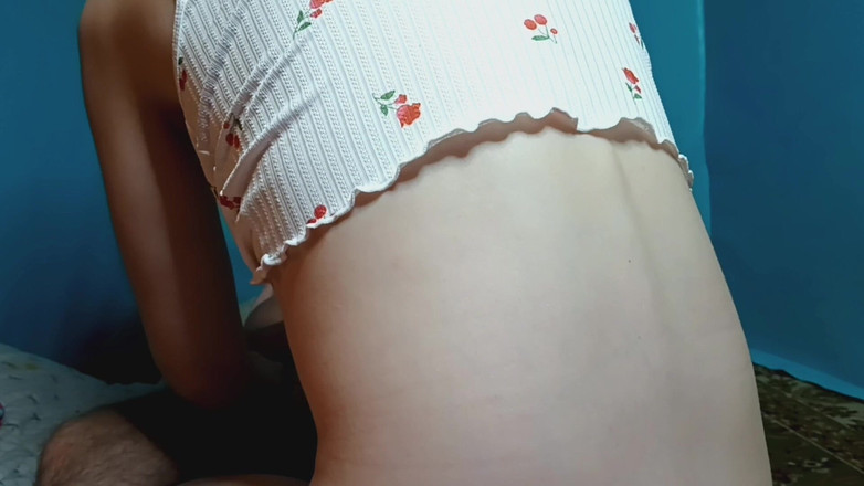 Marukierv: ベビーシッターの乗馬とおもちゃで遊ぶ