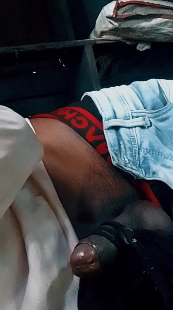 Aashiq: Một chàng trai Ấn Độ khiêu dâm gây rối với áo ngực của...