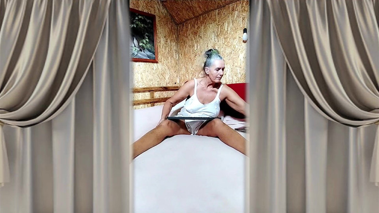 Lukerya: Ateşli ev hanımı Lukerya büyük bir yatakta büyük bir dildo...