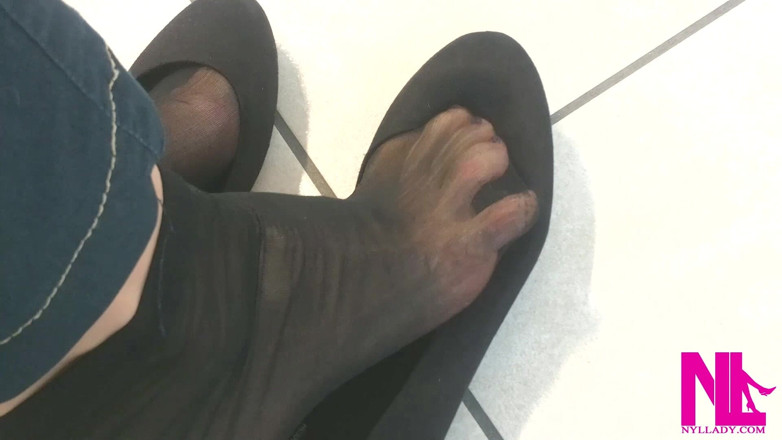 Nyllady: Dangling in Black Flats and Black Nylon Socks