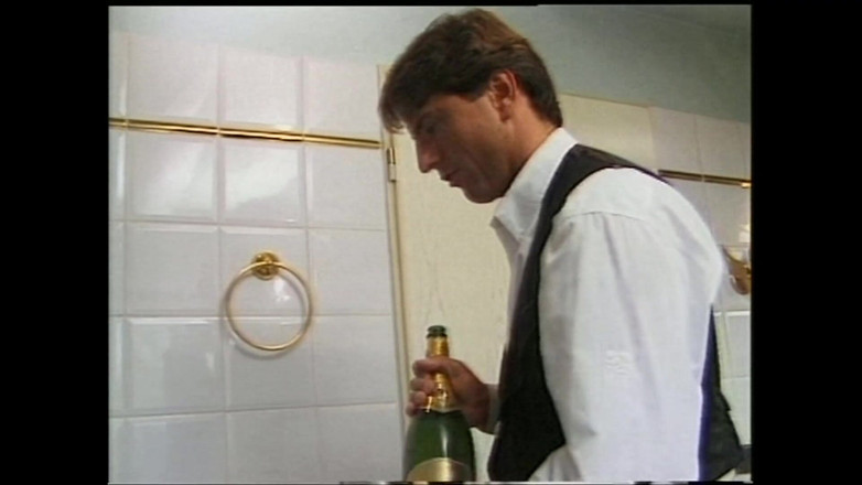 Bizzarre World: Tante semok rambut pirang dientot habis-habisan di bak mandi