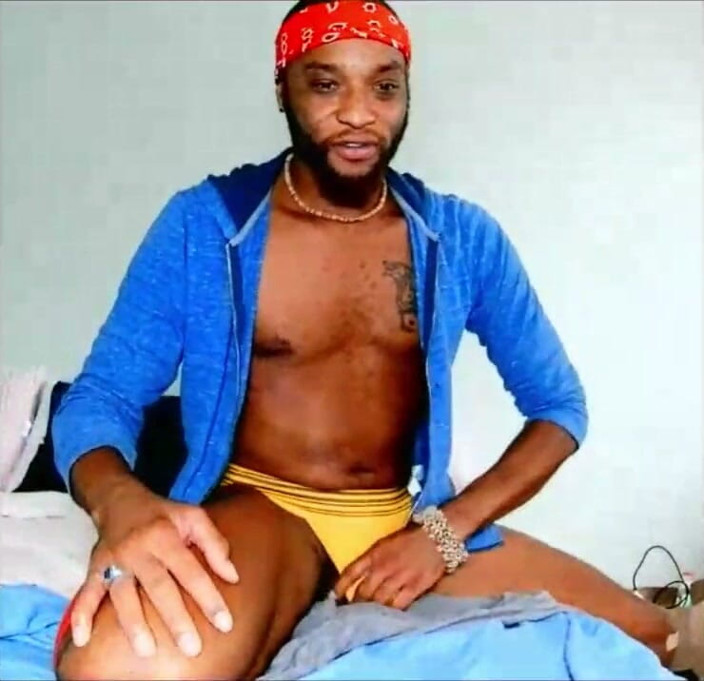 Kennie Jai: Masturbarse caliente en yellow jock