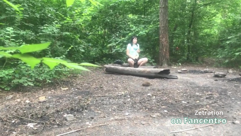 Zetration: 숲에서 달콤한 갈색 머리 밀프를 보며 보지를 기쁘게 하고, 나는 그녀를 몰래 보고 있어!