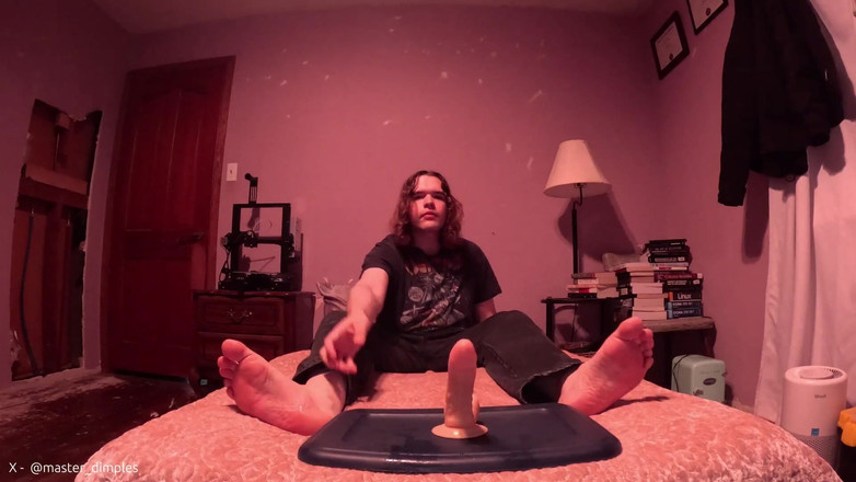 Mr Dimples: ディルドにフットジョブをする