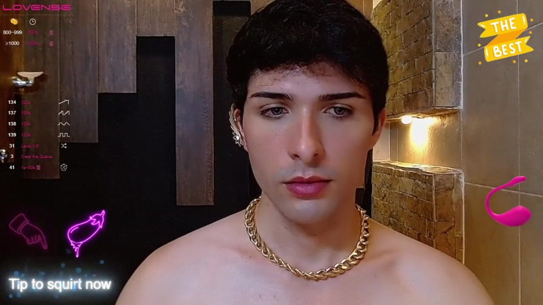Diego_latinboy: La colombiana magra con un enorme cazzo grasso si arrapa...