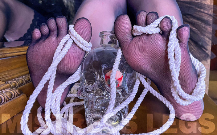 Mistress Legs: Halloweenská čarodějnice v černých roztrhaných silonkách tančí na prsty a chodidla, ujistěte...