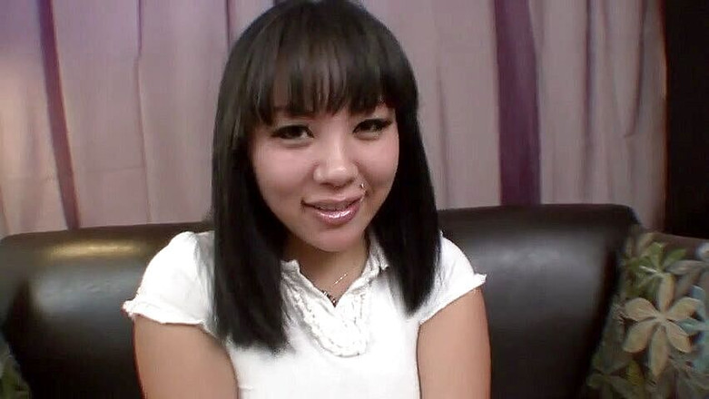 Asiatiques: Una ragazza asiatica spompina un grosso cazzo in pov