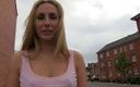 German Amateur: Blond brittisk milf som pissar utomhus