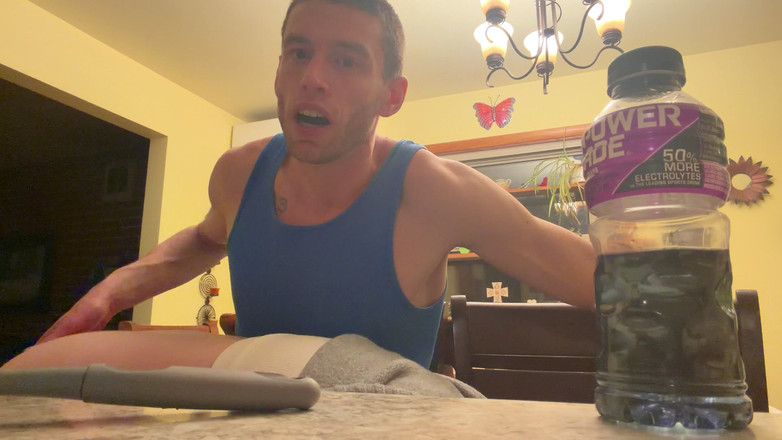 Alpha stud 4 u: Piega la ragazza emo sopra la cucina. Sgabello in brillante...