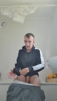 Teenie kommt ganz nass aus dem bad