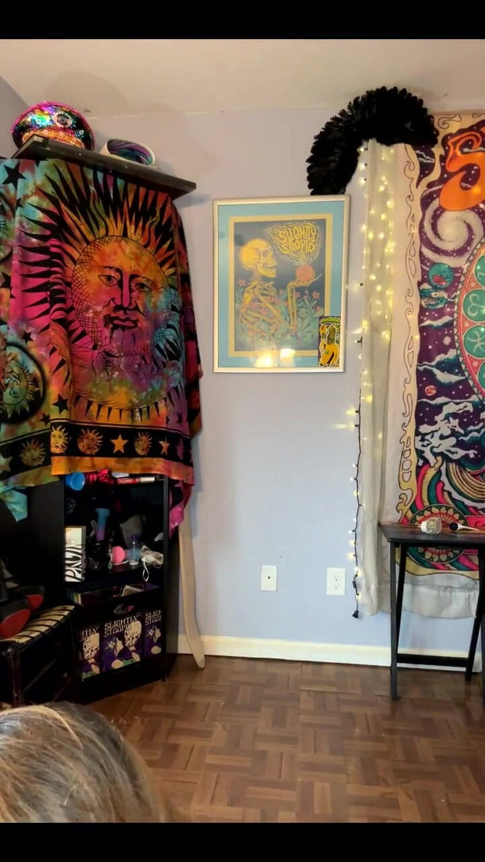 Suzy Wylde: スモークショー&amp;ダンスオフ with スージー・ワイルド