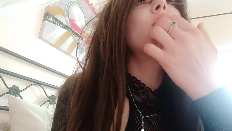 savannahamatoriale: Čištění nosu je prostě příliš smyslné, pokud to Lavinia dělá