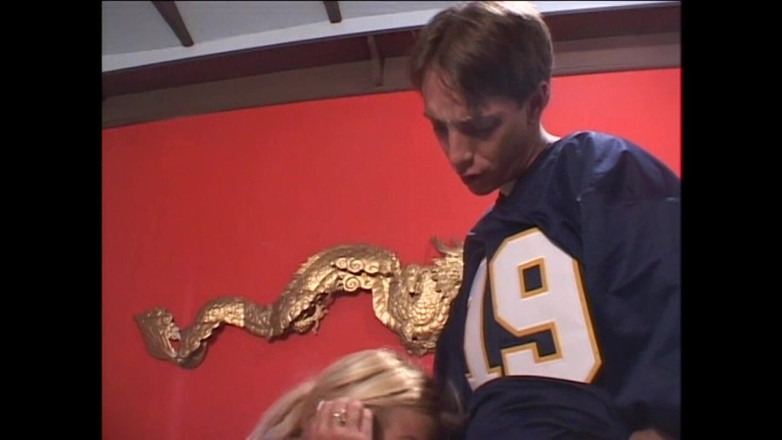 MILF still slut: Очень шлюховатая и грудастая тетя берет большой член своего племянника в постель