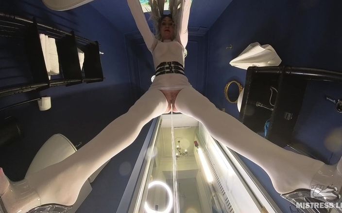 Mistress Legs: Você se tornou um banheiro para mestra em meias brancas...