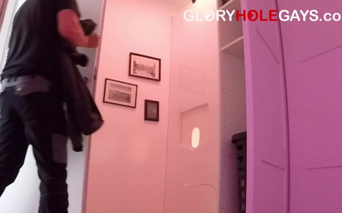 Gloryholegays: Une jeune travailleuse jouit deux fois - juste à travers le gloryhole