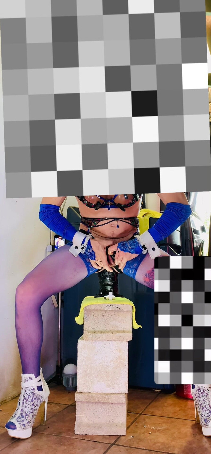 Benito414: Napalona shemale z dużymi silikonowymi piersiami zostaje zerżnięta w dupę...